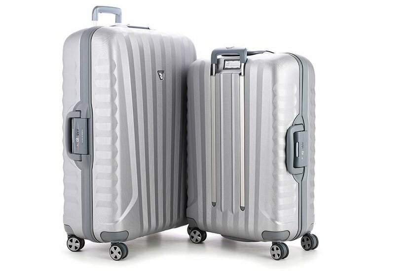 Đánh giá độ bền và tính năng thông minh trên các dòng vali khóa khung