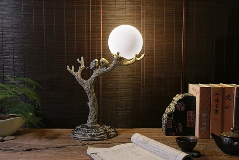 Thân đèn được chạm trổ như một nhánh cây tạo nên sự độc đáo.